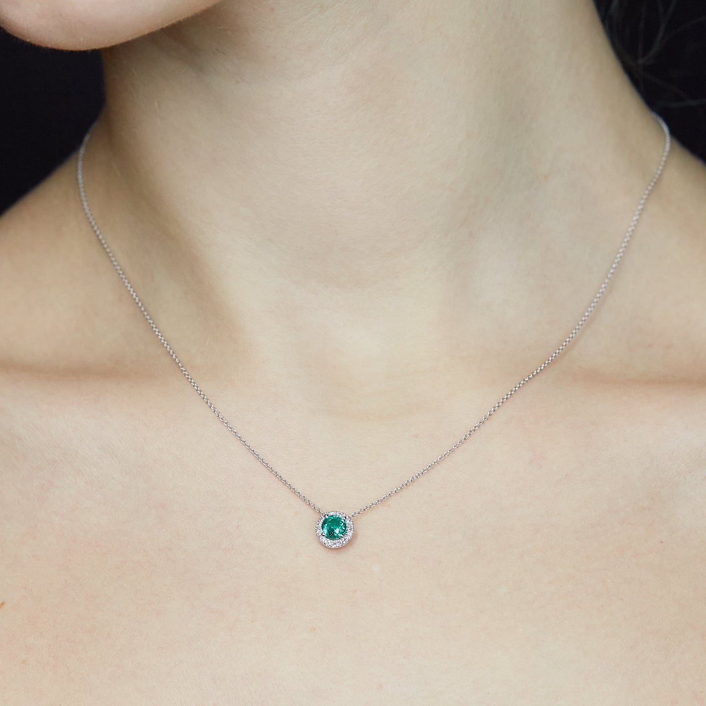 Girocollo in oro bianco con smeraldo Lab-Grown taglio brillante e diamanti Lab-Grown taglio brillante.