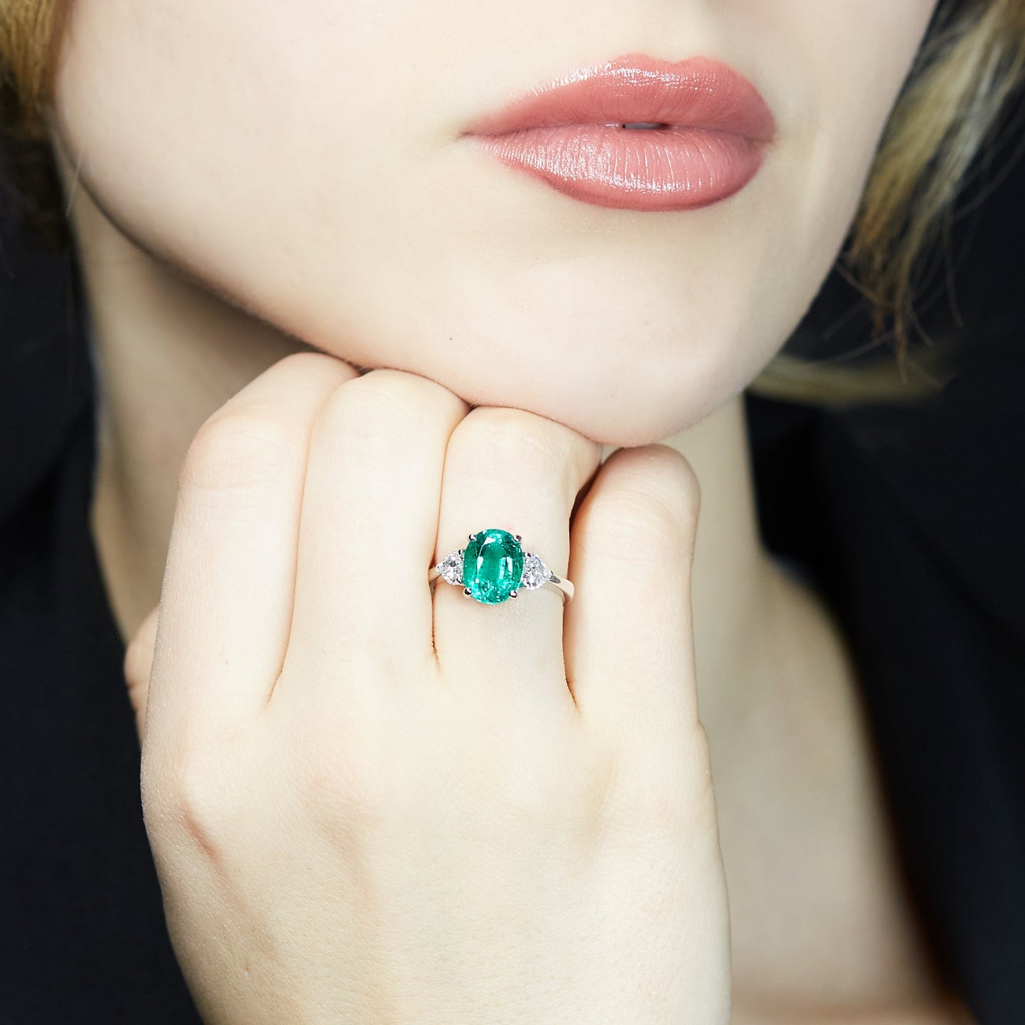 Anello in oro bianco con smeraldo Lab-Grown taglio ovale e diamanti Lab-Grown taglio cuore.