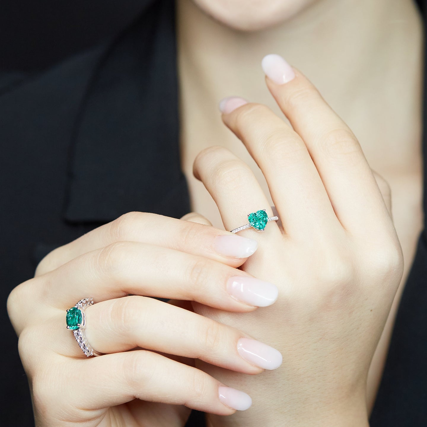 Solitario in oro bianco con smeraldo Lab-Grown taglio cuore e diamanti lab-grown taglio brillante.