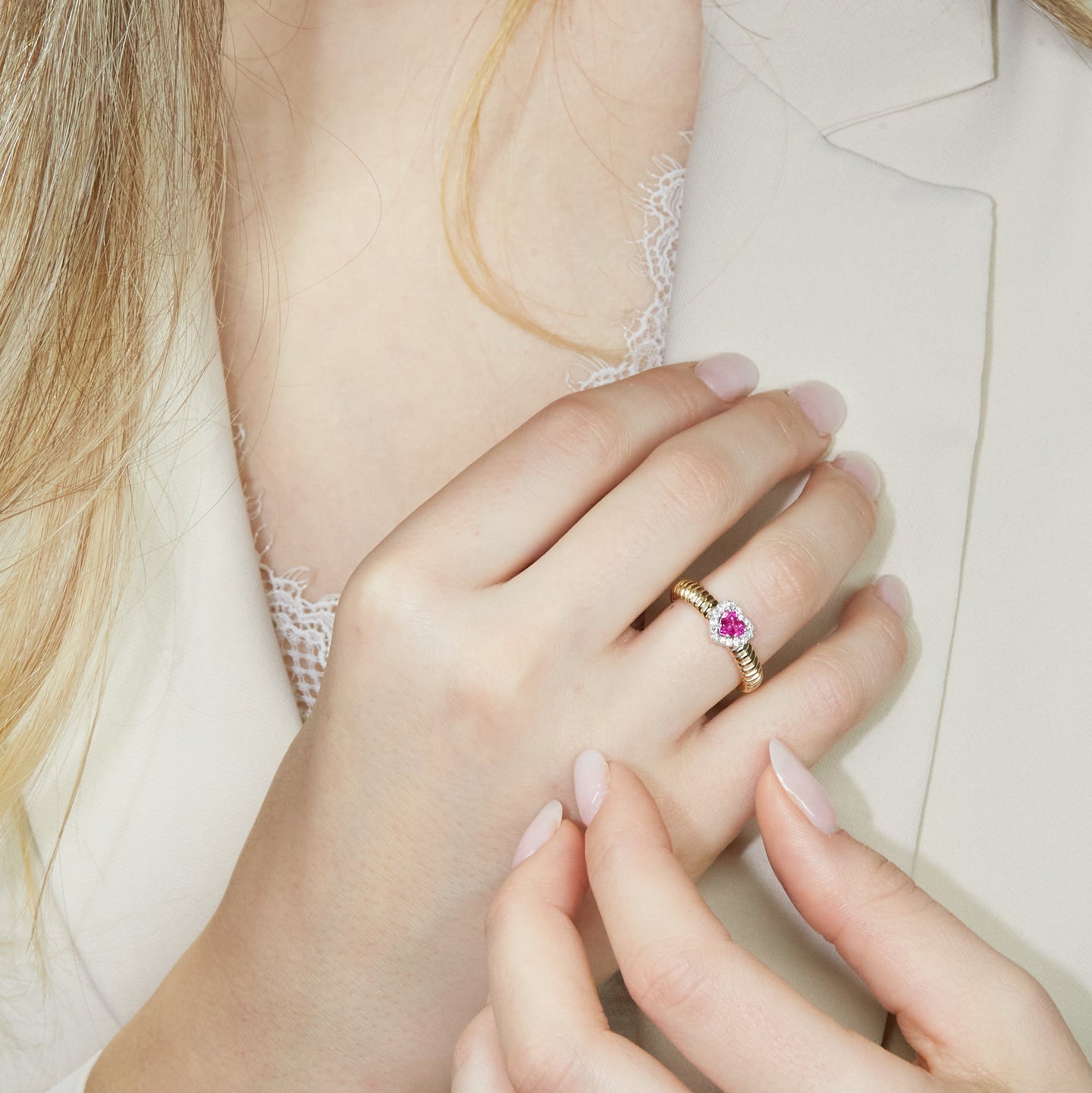 Anello Queen in oro giallo Tubogas con zaffiro rosa Lab-Grown taglio cuore e diamanti Lab-Grown taglio brillante.