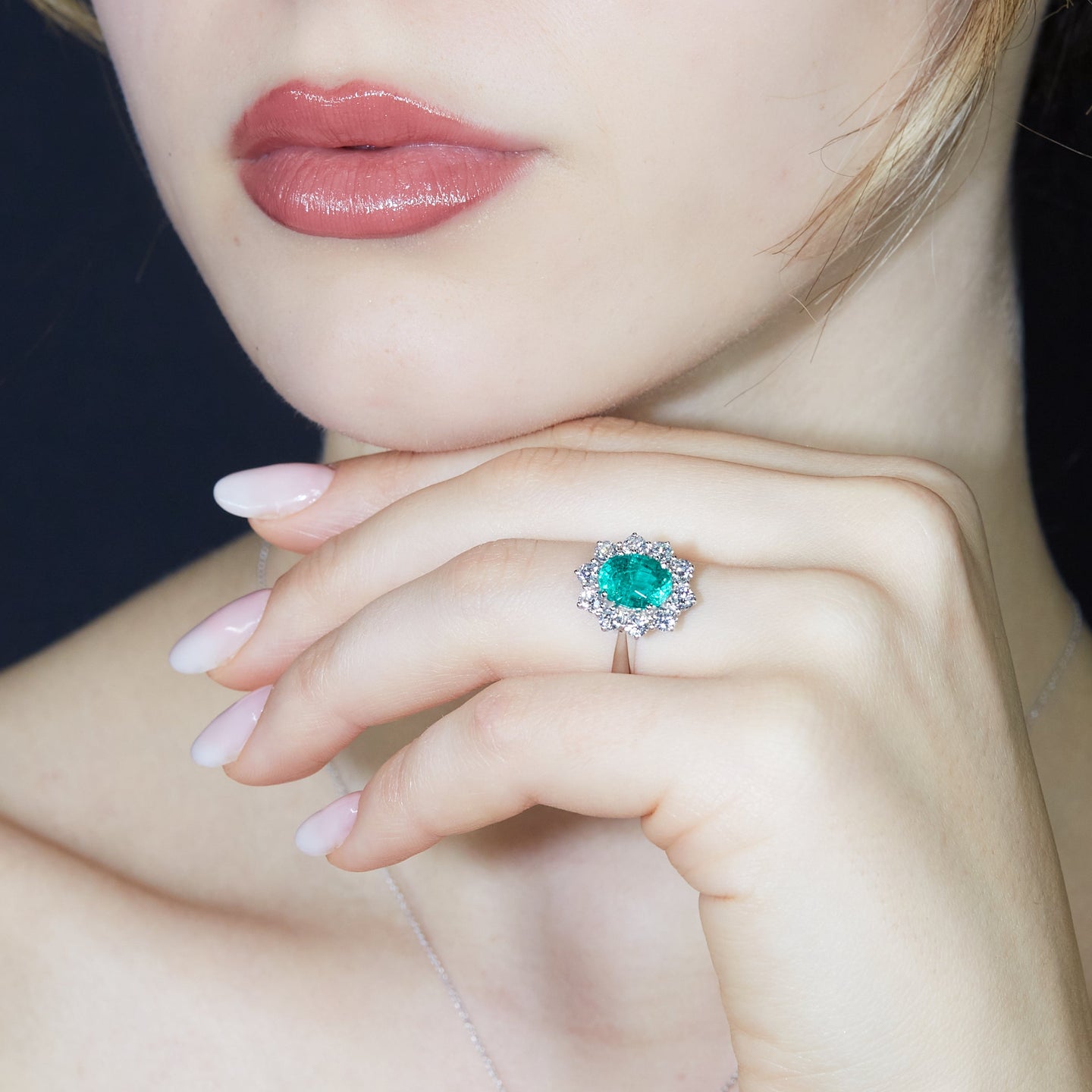 Anello in oro bianco con smeraldo Lab-Grown taglio ovale e diamanti Lab-Grown taglio brillante.