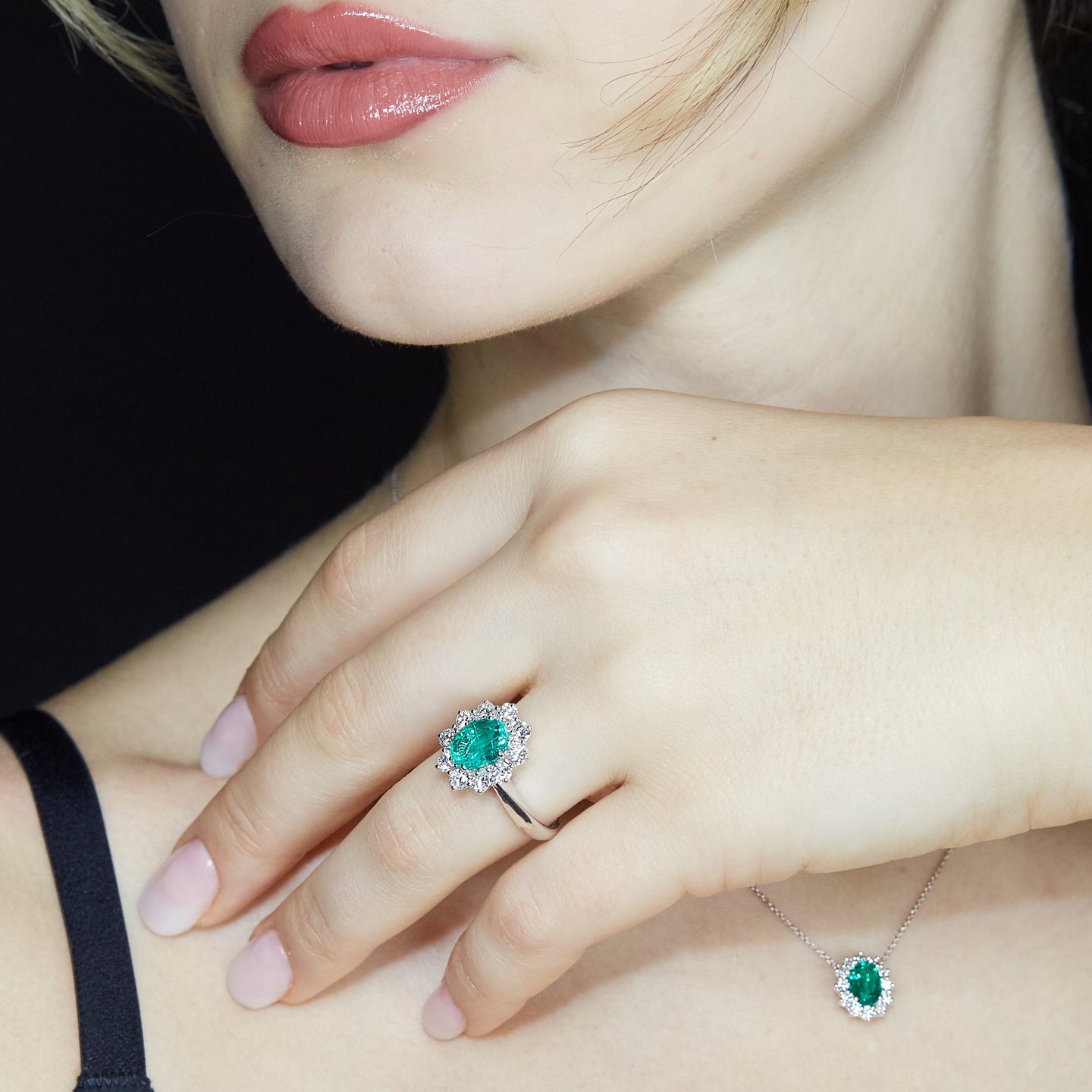 Anello in oro bianco con smeraldo Lab-Grown taglio ovale e diamanti Lab-Grown taglio brillante.