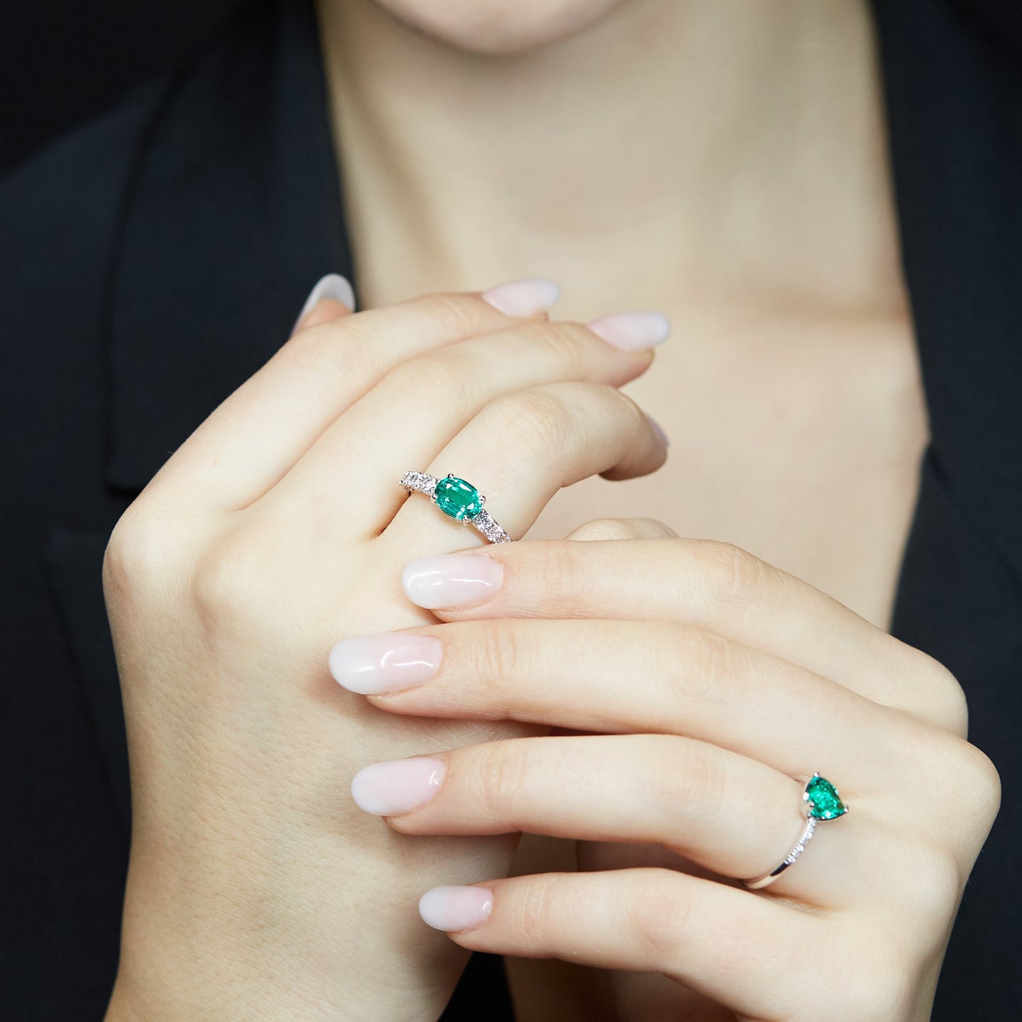 Anello in oro bianco con smeraldo Lab-Grown taglio ovale e diamanti Lab-Grown taglio brillante.