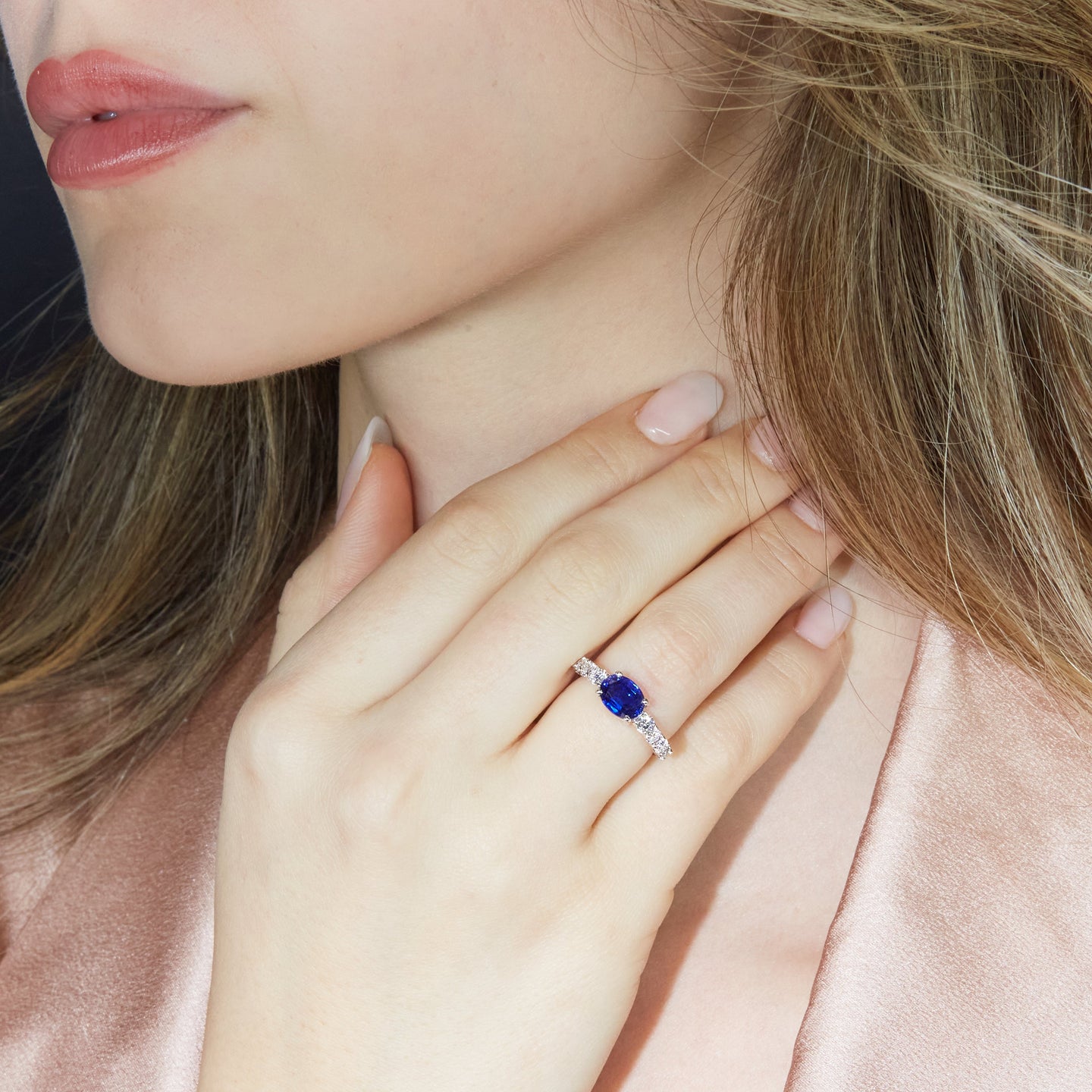 Anello in oro bianco con zaffiro Lab-Grown taglio ovale e diamanti Lab-Grown taglio brillate.