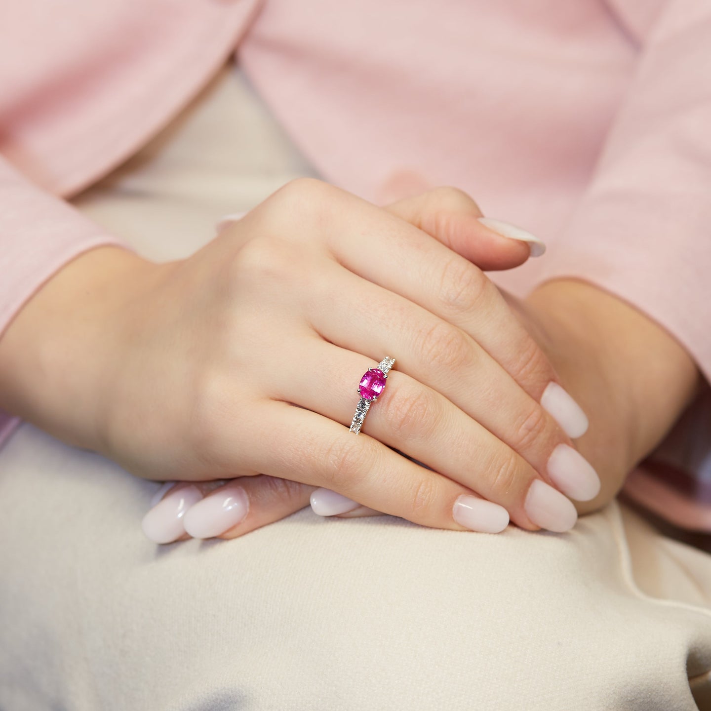 Anello in oro bianco con zaffiro rosa Lab-Grown taglio ovale e diamanti Lab-Grown taglio brillante.