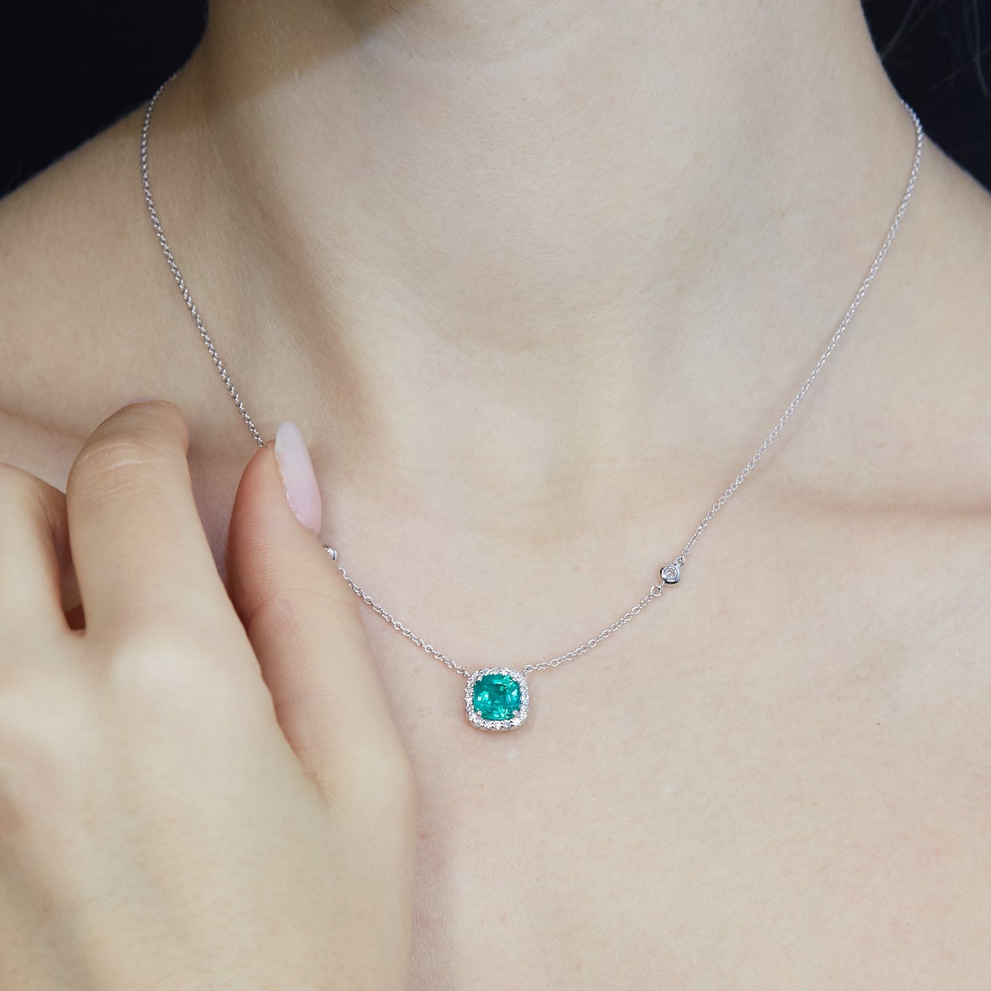 Girocollo in oro bianco con smeraldo Lab-Grown taglio cuscino e diamanti Lab-Grown taglio brillante.