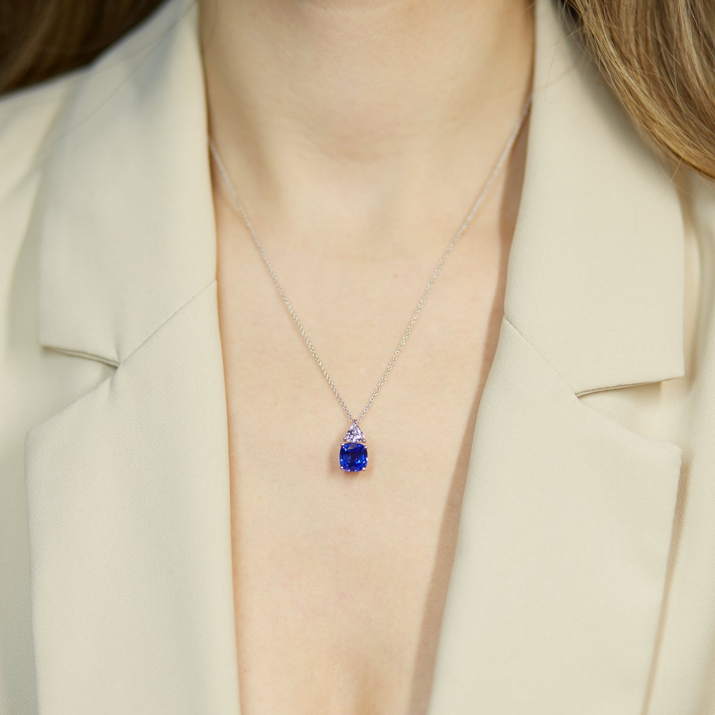 Girocollo in oro bianco con zaffiro Lab-Grown taglio cuscino e diamante Lab-Grown taglio trillion.