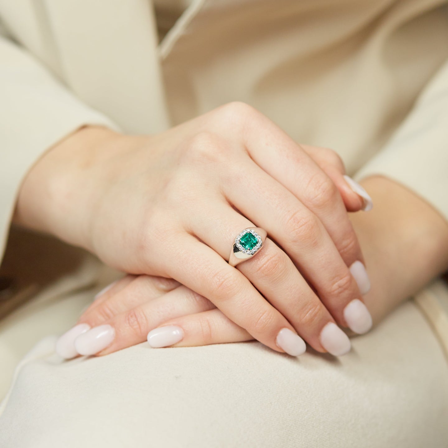 Anello a sigillo in oro bianco con smeraldo Lab-Grown taglio asscher e diamanti Lab-Grown taglio brillante.