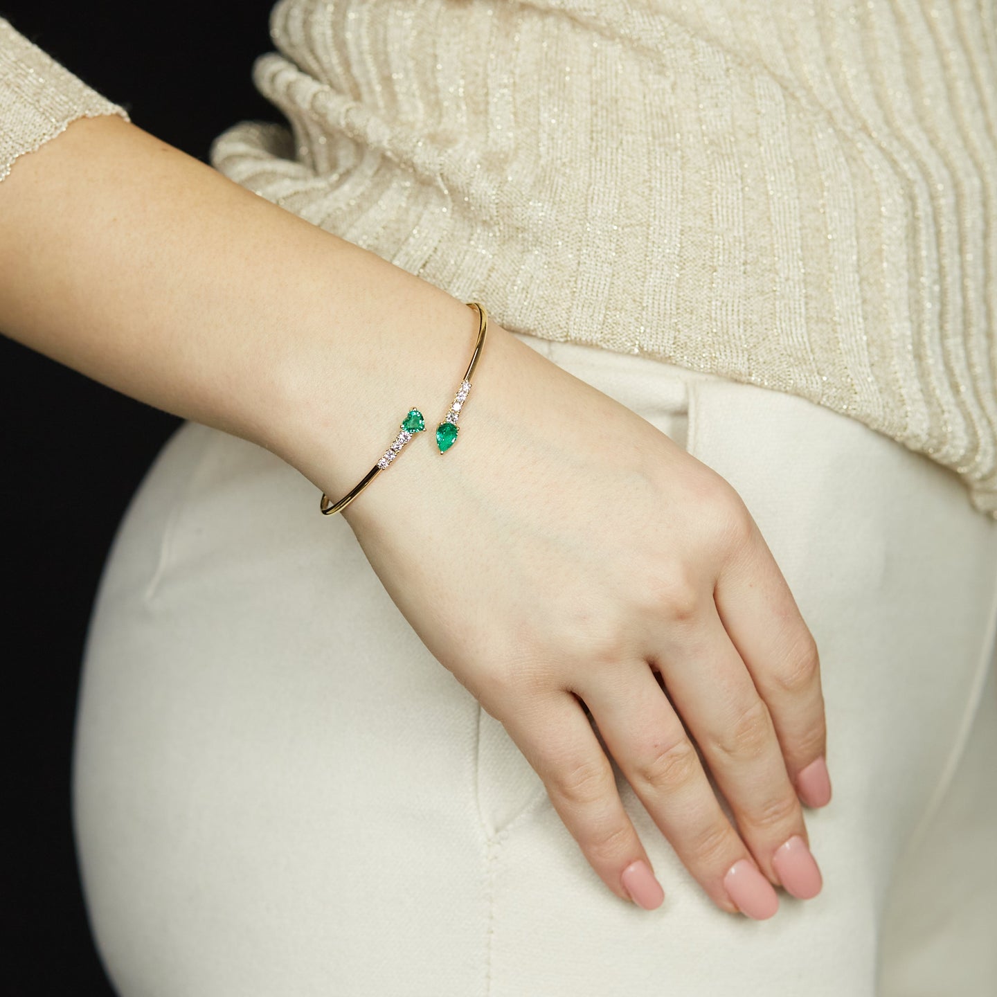 Bracciale Twin in oro giallo con smeraldi Lab-Grown e diamanti Lab-Grown taglio brillante.