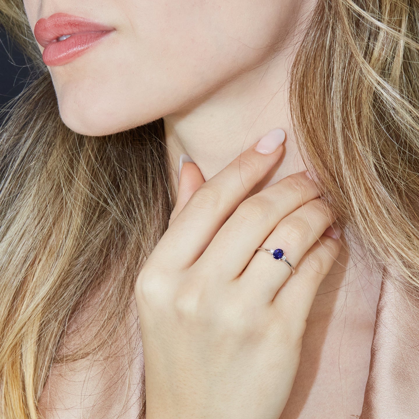 Anello in oro bianco con zaffiro Lab-Grown taglio ovale e diamanti Lab-Grown taglio brillante.