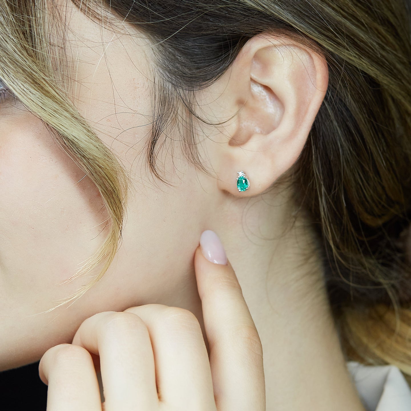 Orecchini punto luce in oro bianco con smeraldi Lab-Grown taglio ovale e diamanti Lab-Grown taglio brillante