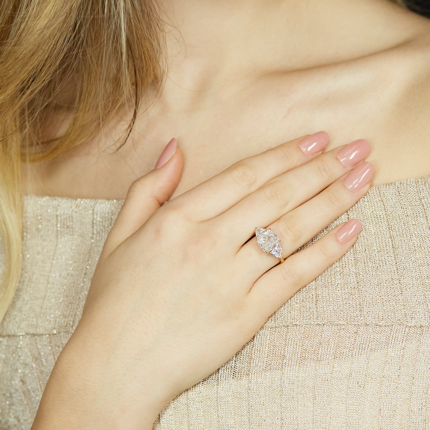 Anello trilogy in oro giallo con diamanti Lab-Grown taglio cuscino e trillion, 6,43 carati.