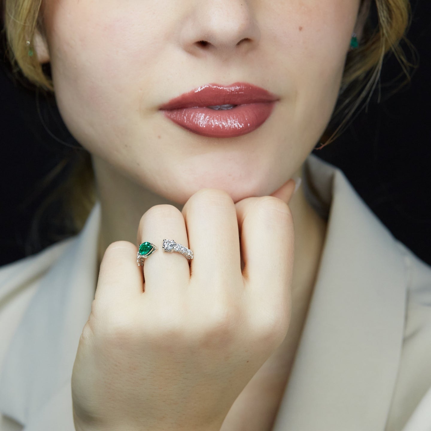 Anello in oro bianco con smeraldo Lab-Grown taglio goccia e diamanti Lab-Grown taglio brillante.