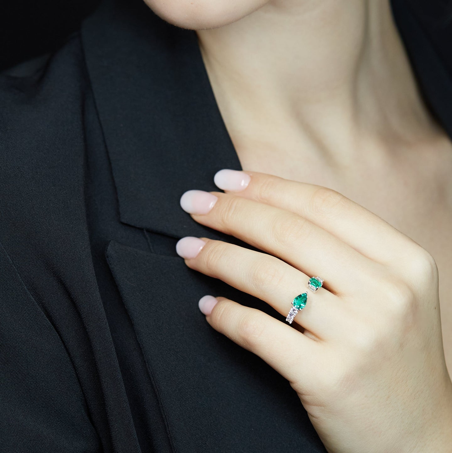 Anello in oro bianco con smeraldi Lab-Grown taglio goccia e ovale, con diamanti Lab-Grown taglio brillante.