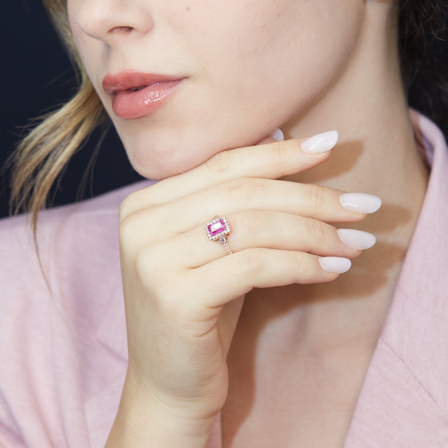 Anello in oro rosa con zaffiro rosa Lab-Grown taglio smeraldo e diamanti Lab-Grown taglio brillante.