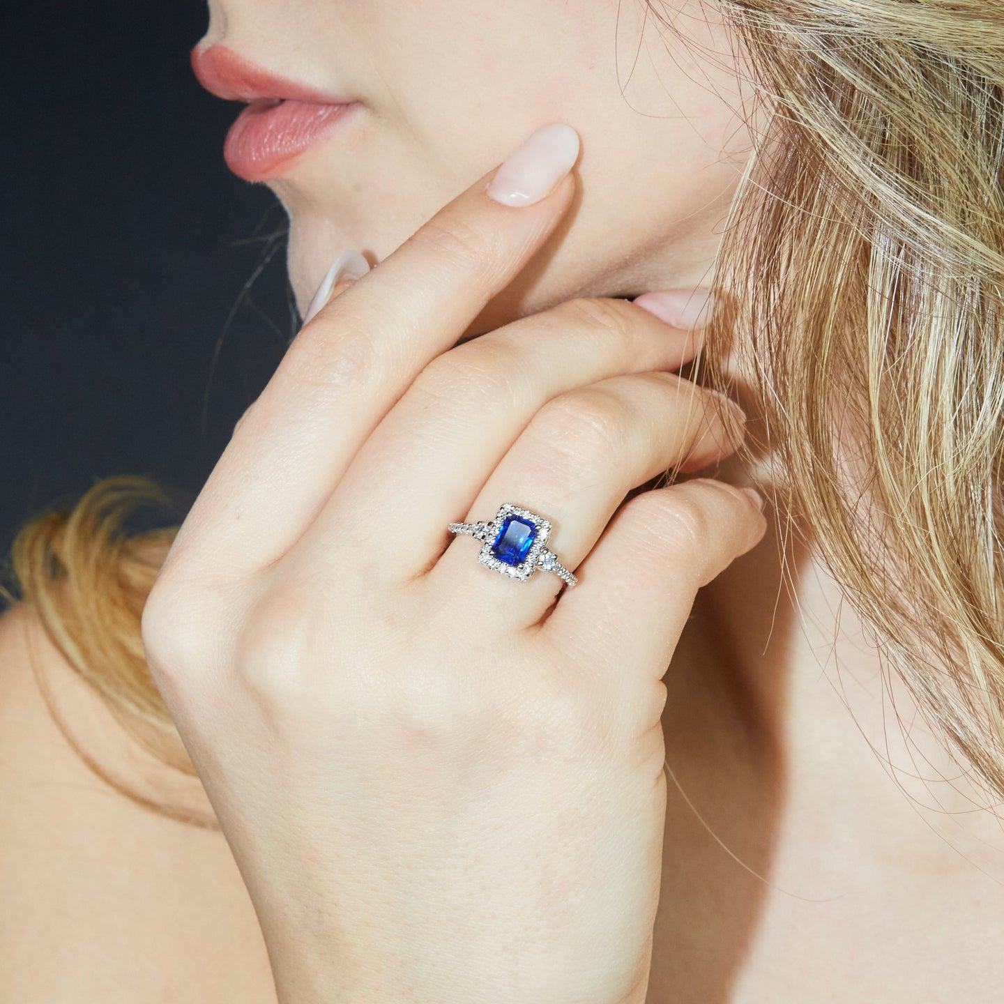 Anello in oro bianco con zaffiro Lab-Grown taglio smeraldo e diamanti Lab-Grown taglio brillante.