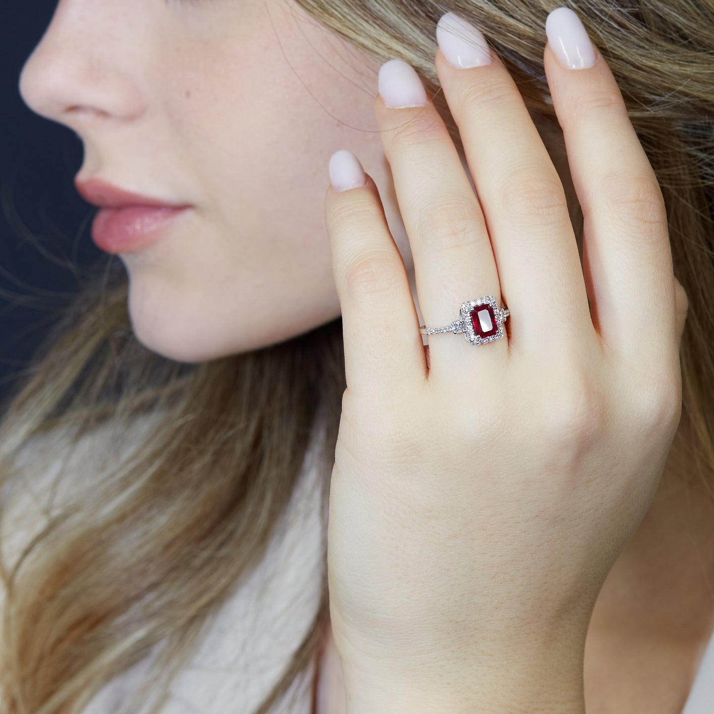 Anello in oro bianco con rubino Lab-Grown e diamanti Lab-Grown taglio brillante.