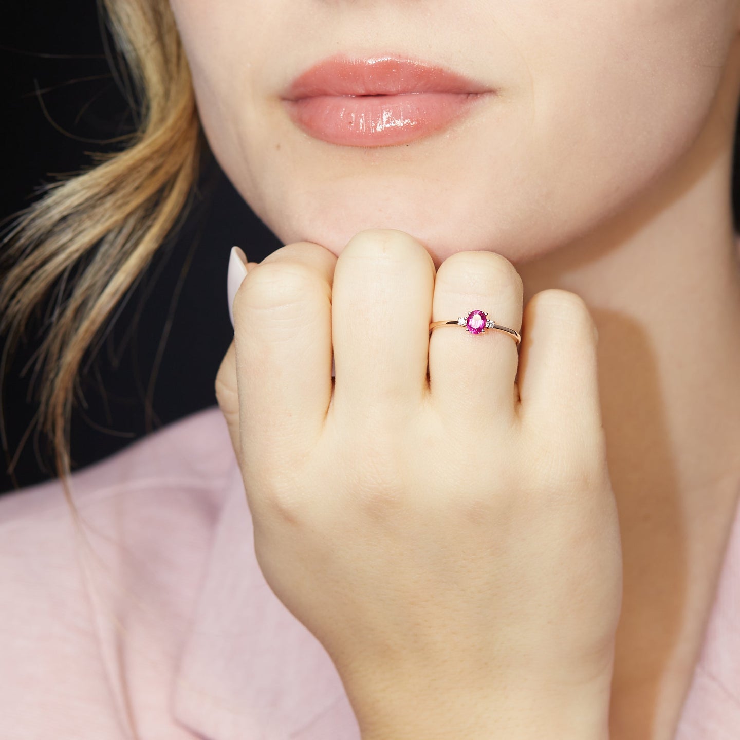 Anello in oro rosa con zaffiro rosa Lab-Grown taglio ovale e diamanti Lab-Grown taglio brillante.