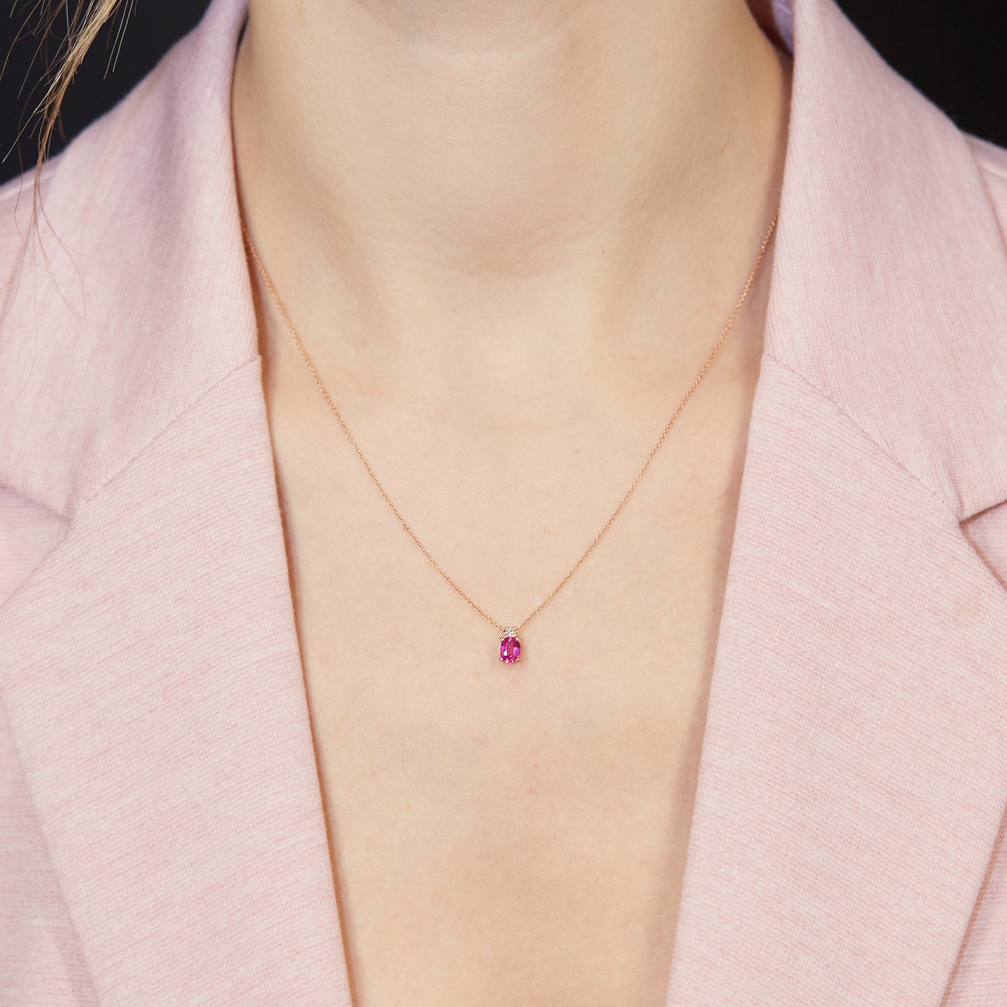 Girocollo in oro rosa con zaffiro rosa Lab-Grown taglio ovale e diamante Lab-Grown taglio brillante.