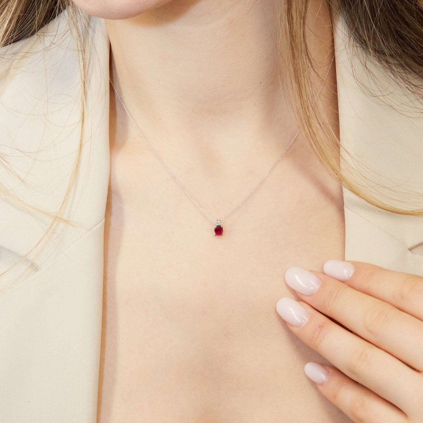Girocollo in oro bianco con rubino Lab-Grown taglio ovale e diamante Lab-Grown taglio brillante.