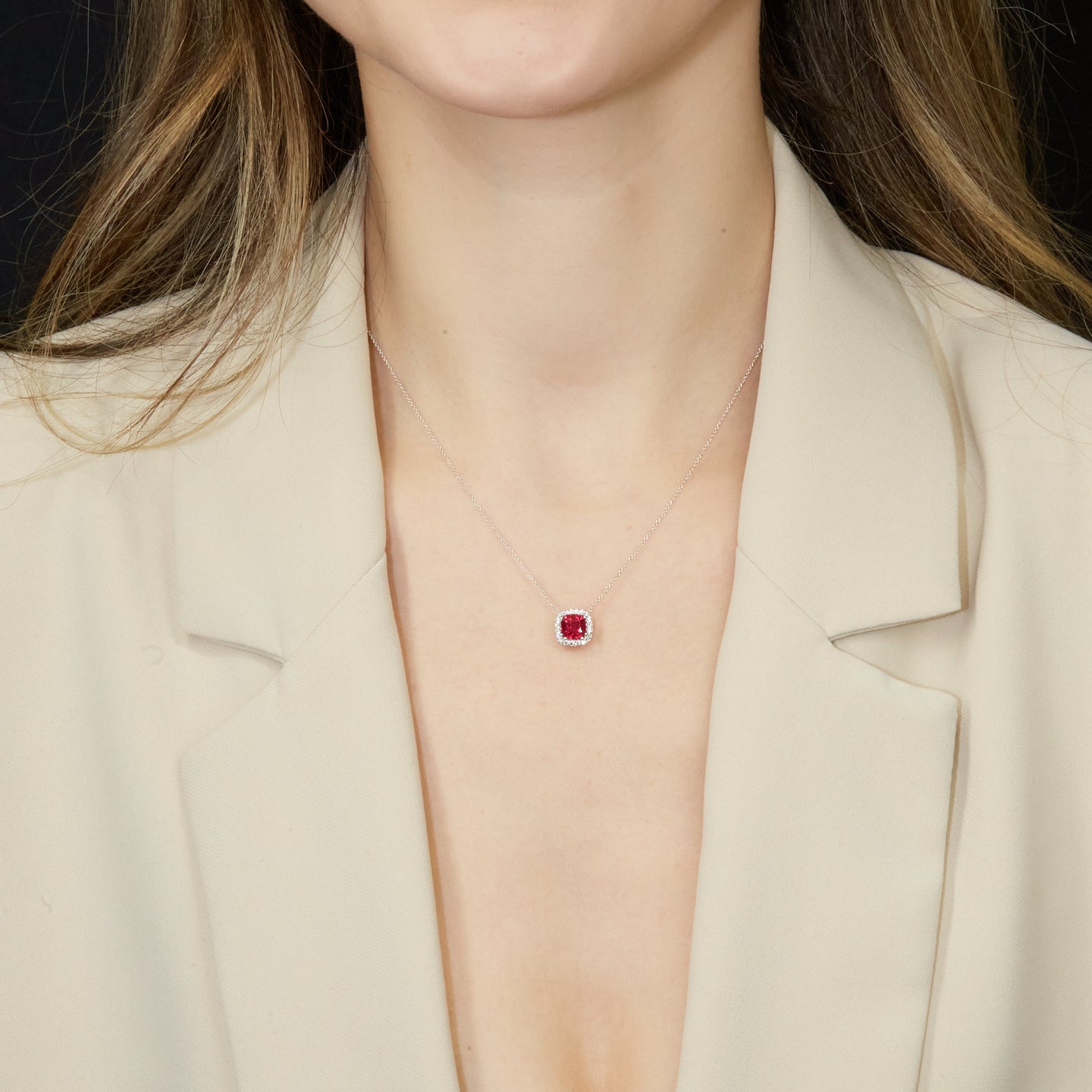Girocollo in oro bianco con rubino Lab-Grown taglio cuscino e diamanti Lab-Grown taglio brillante.