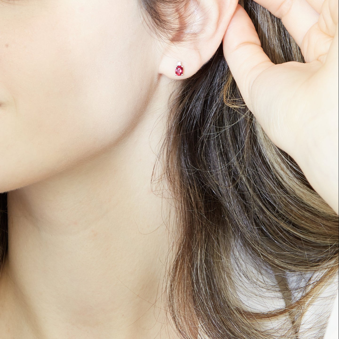 Orecchini punto luce con rubini Lab-Grown taglio ovale e diamanti Lab-Grown taglio brillante.