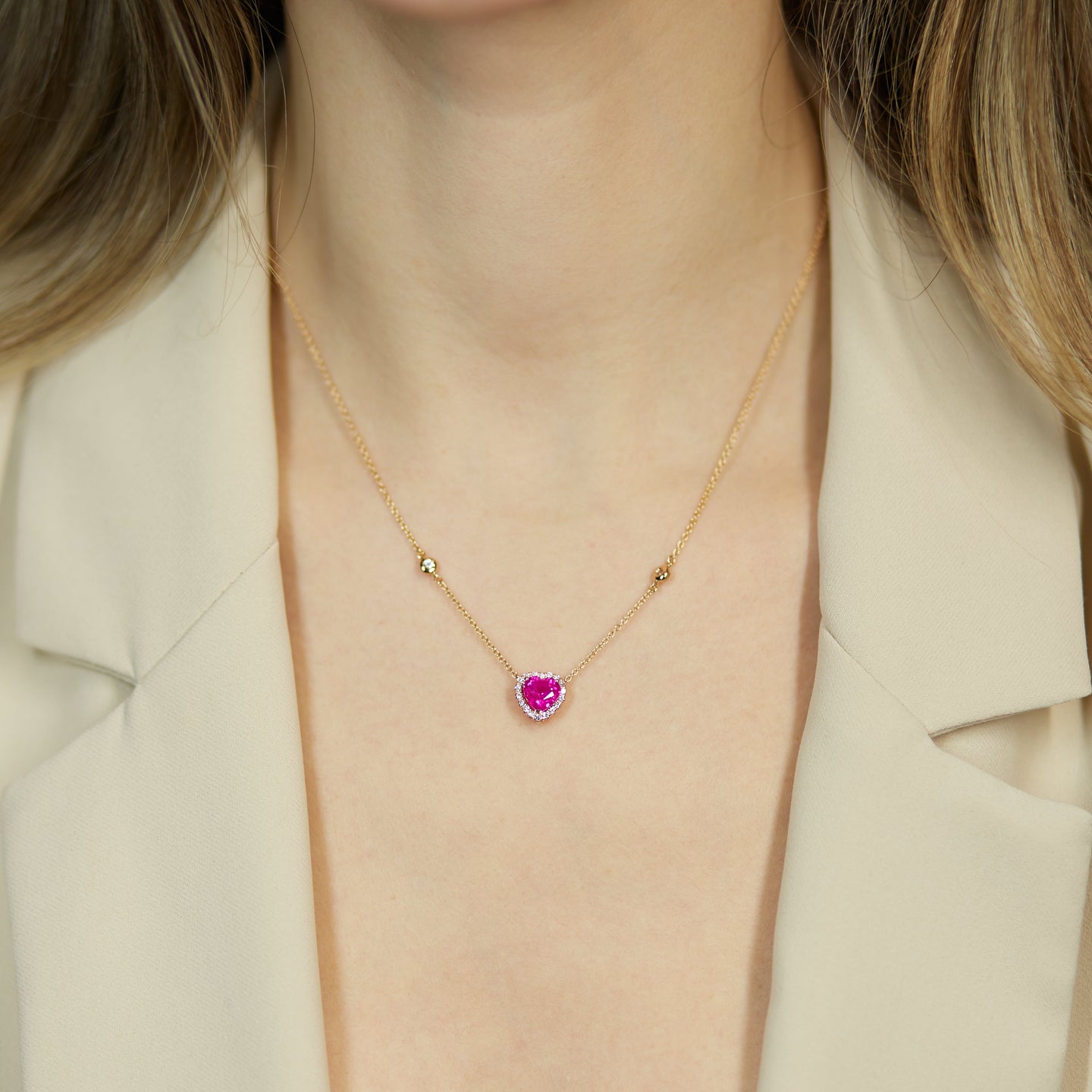 Girocollo in oro rosa con zaffiro rosa Lab-Grown taglio cuore e diamanti Lab-Grown taglio brillante.