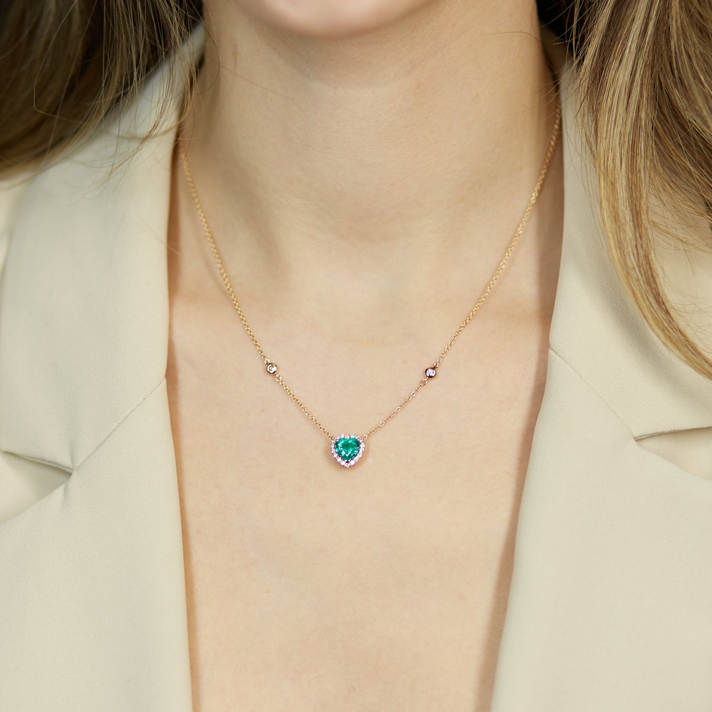 Girocollo in oro rosa con smeraldo Lab-Grown taglio cuore e diamanti Lab-Grown taglio brillante.