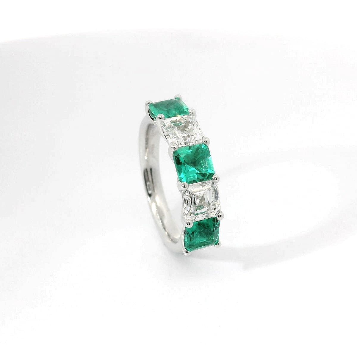 Fedina in oro bianco con smeraldi Lab-Grown e diamanti Lab-Grown taglio asscher.