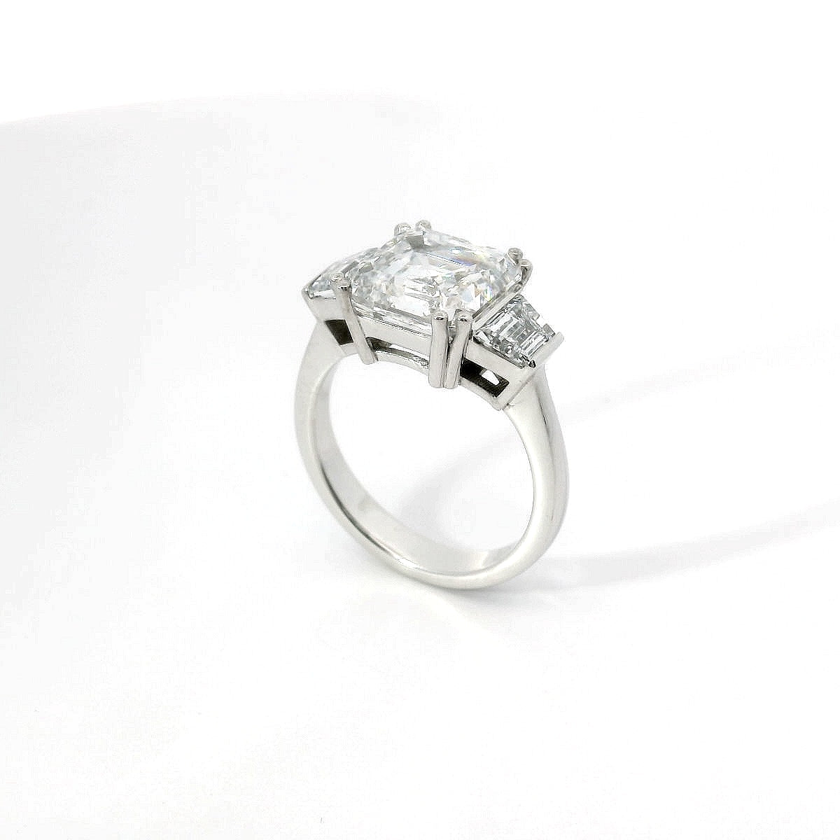 Trilogy in oro bianco con diamanti Lab-Grown taglio asscher e trapezio, 5,96 carati.