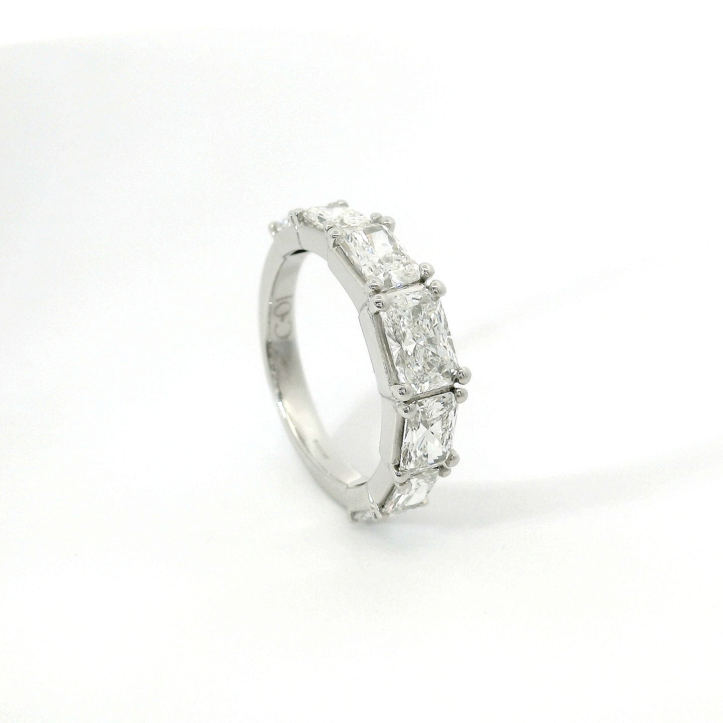 Fedina Bubble a gradazione in oro bianco con diamanti lab-grown taglio radiant, 2,74 carati.