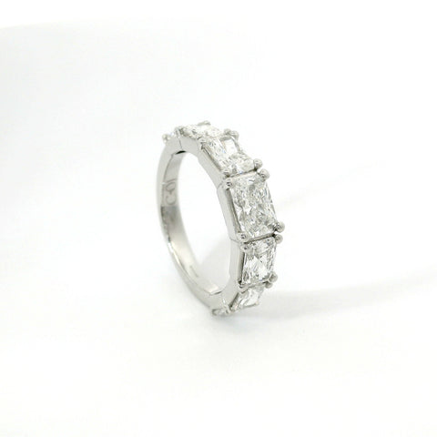 Fedina Bubble a gradazione in oro bianco con diamanti lab-grown taglio radiant, 2,74 carati.