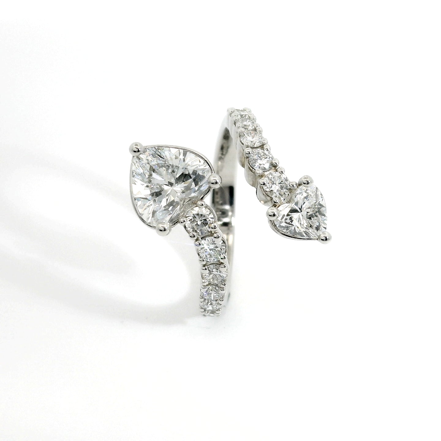 Anello contrariè aperto a gradazione in oro bianco e diamanti lab-grown taglio cuore e brillante, 2,60 carati.