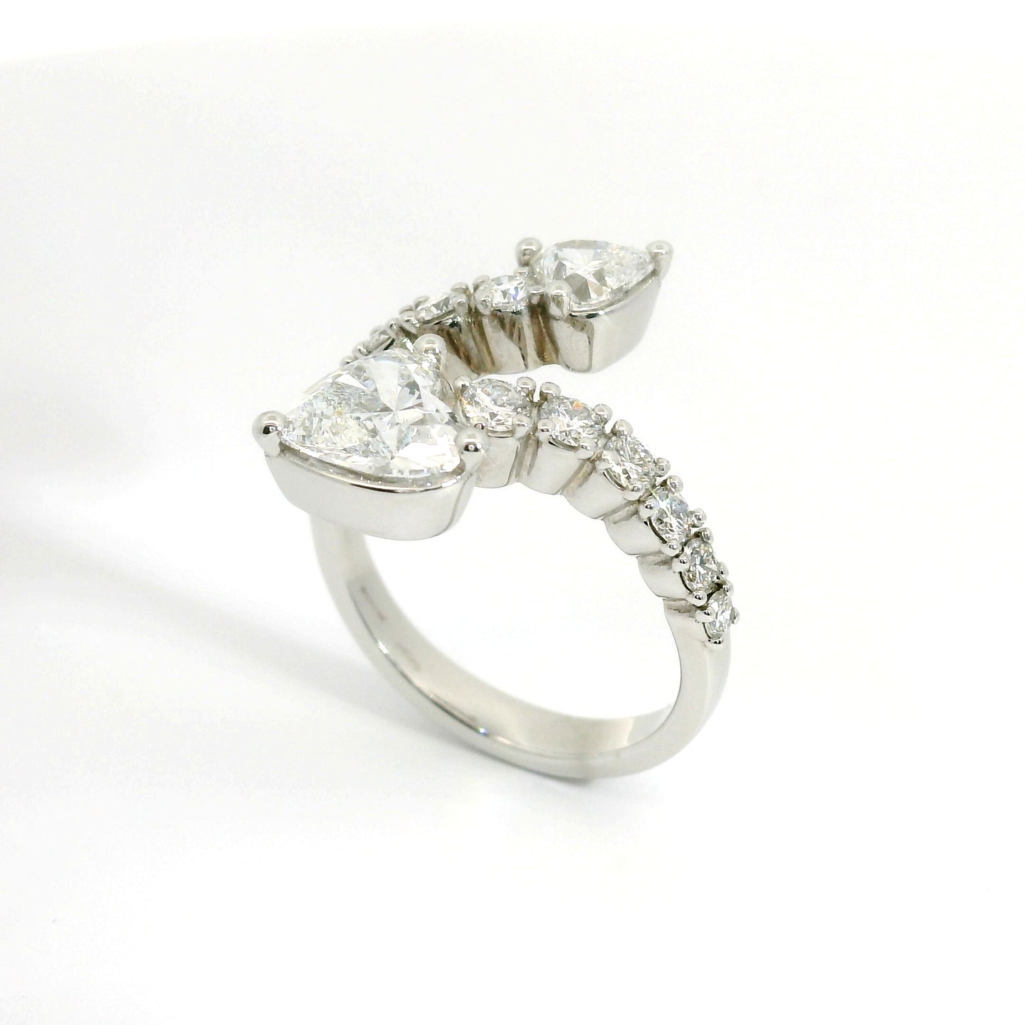 Anello contrariè aperto a gradazione in oro bianco e diamanti lab-grown taglio cuore e brillante, 2,60 carati.