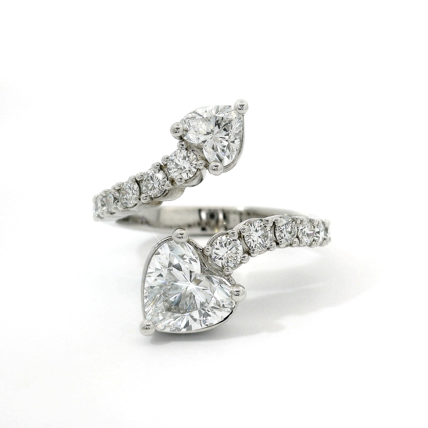 Anello contrariè aperto a gradazione in oro bianco e diamanti lab-grown taglio cuore e brillante, 2,60 carati.