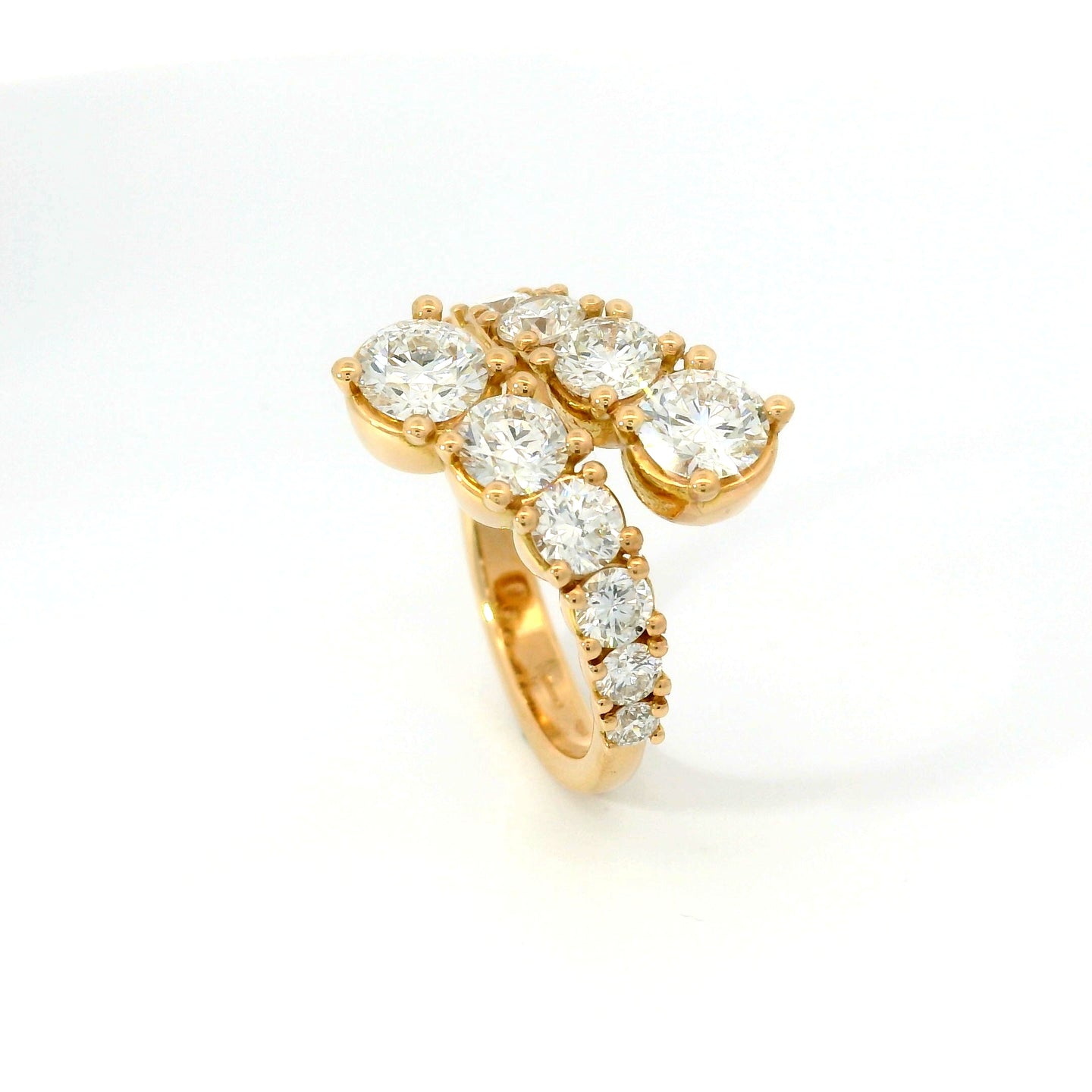 Anello a gradazione contrariè aperto in oro rosa con diamanti lab-grown taglio brillante, 2,82 carati.