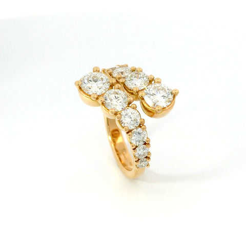 Anello a gradazione contrariè aperto in oro rosa con diamanti lab-grown taglio brillante, 2,82 carati.