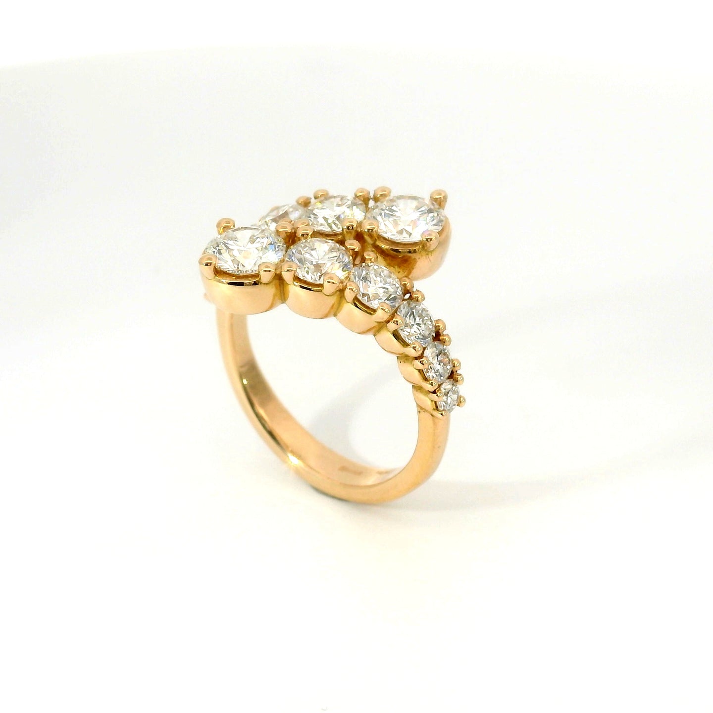 Anello a gradazione contrariè aperto in oro rosa con diamanti lab-grown taglio brillante, 2,82 carati.