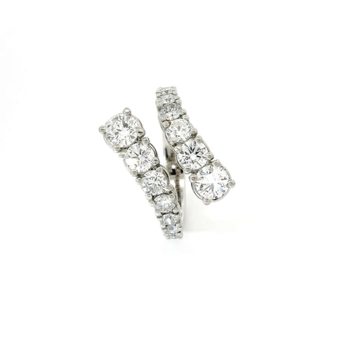 Anello a gradazione contrariè aperto in oro bianco diamanti lab-grown taglio brillante, 1,94 carati.