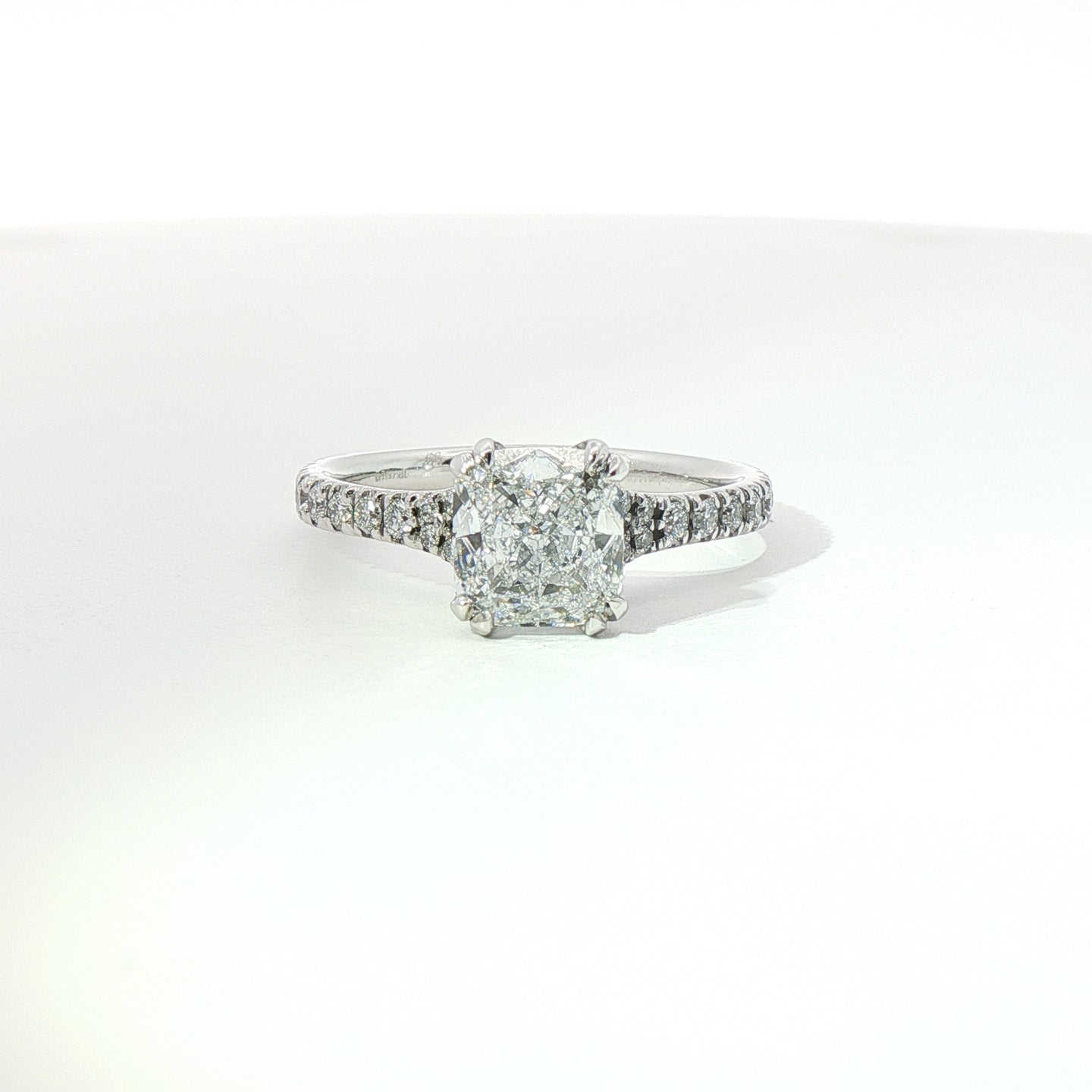 Solitario in oro bianco con diamanti Lab-Grown taglio cuscino e brillante, 2,01 carati.