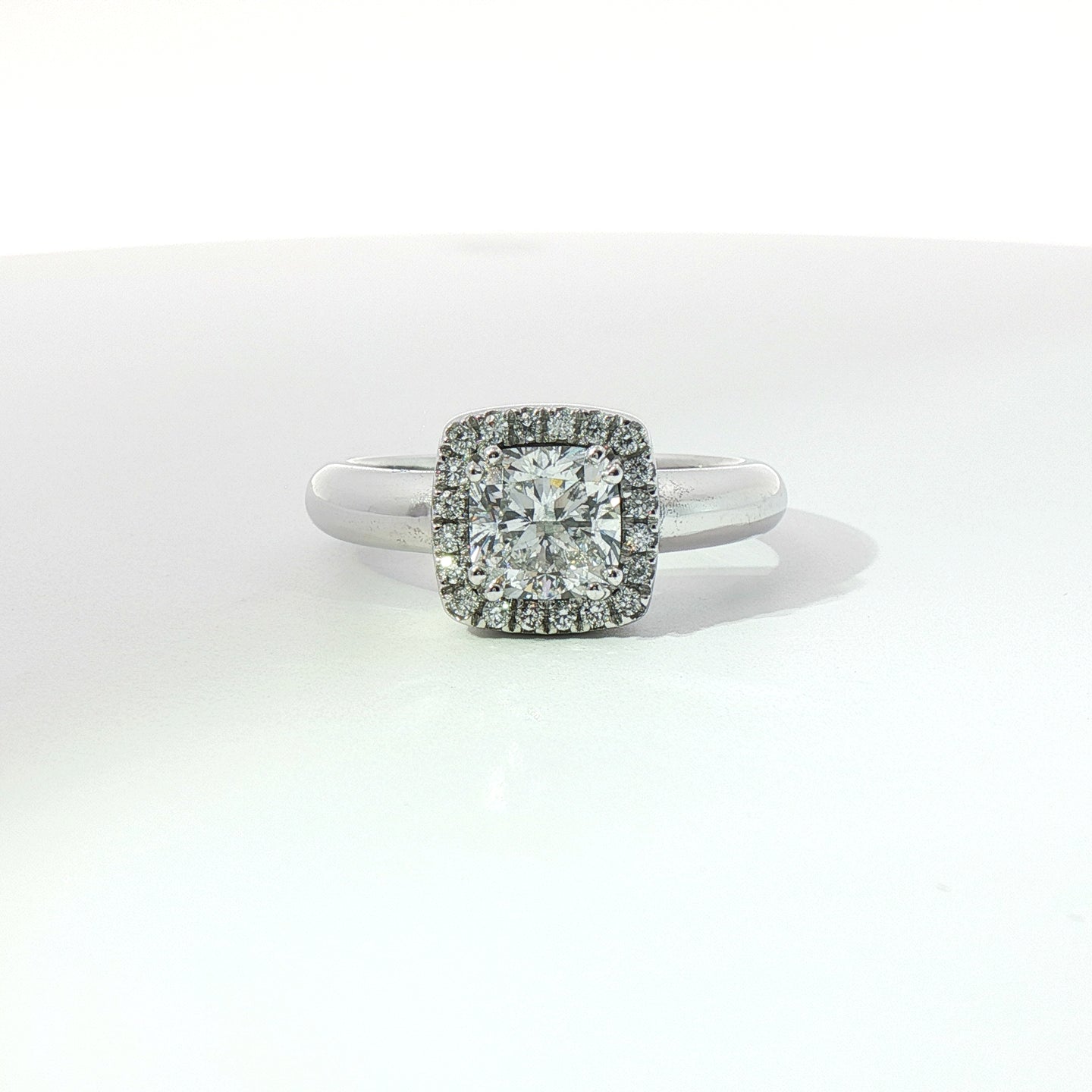 Anello in oro bianco con diamanti Lab-Grown taglio cuscino e brillante, 1,35 carati.