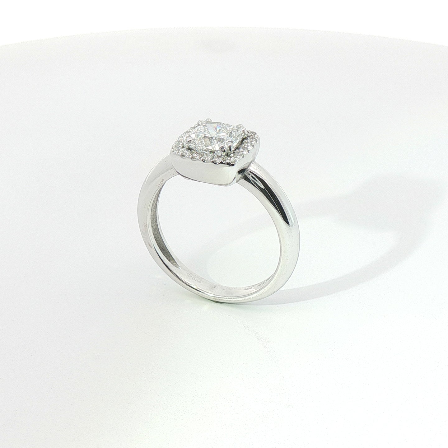 Anello in oro bianco con diamanti Lab-Grown taglio cuscino e brillante, 1,35 carati.