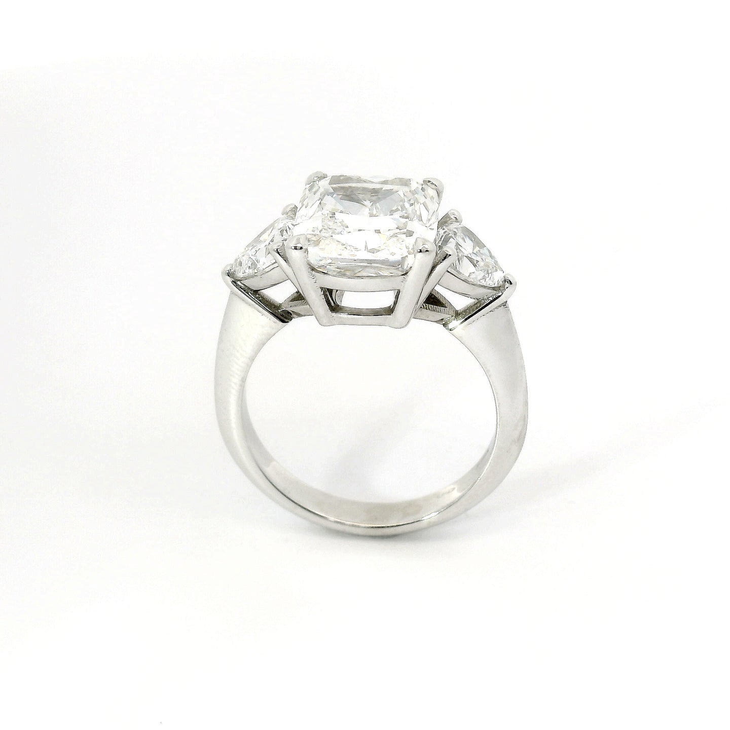 Trilogy con diamante lab-grown taglio cuscino e due taglio trillion, 6,17 carati.