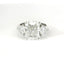 Trilogy con diamante lab-grown taglio cuscino e due taglio trillion, 6,17 carati.
