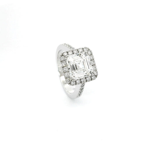 Anello dreams in oro bianco e diamanti lab-grown taglio asscher e taglio brillante, 3,54 carati.