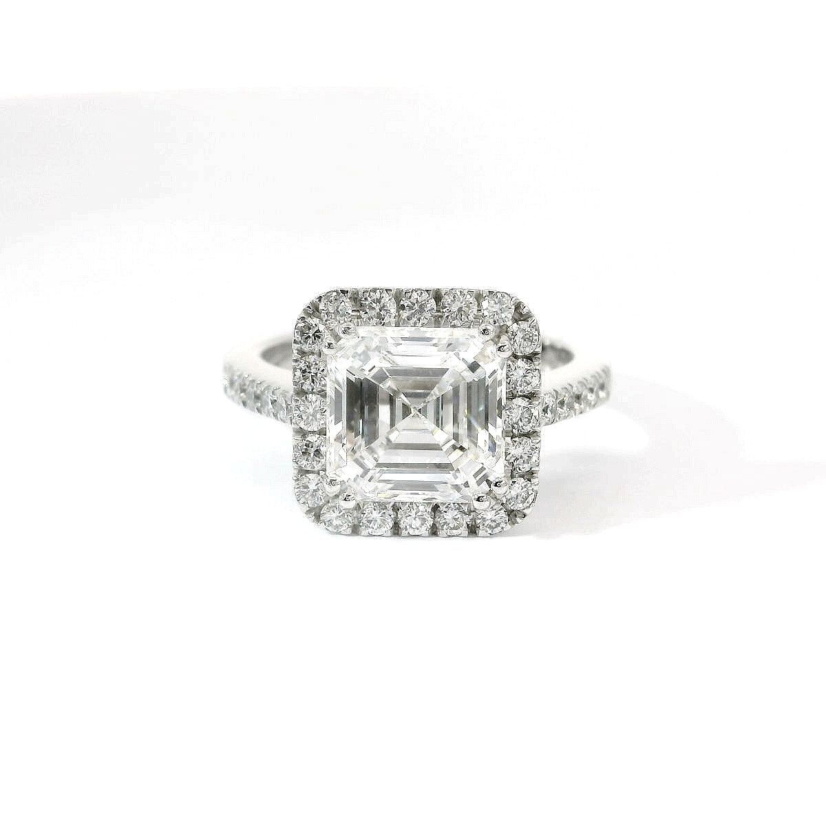 Anello dreams in oro bianco e diamanti lab-grown taglio asscher e taglio brillante, 3,54 carati.