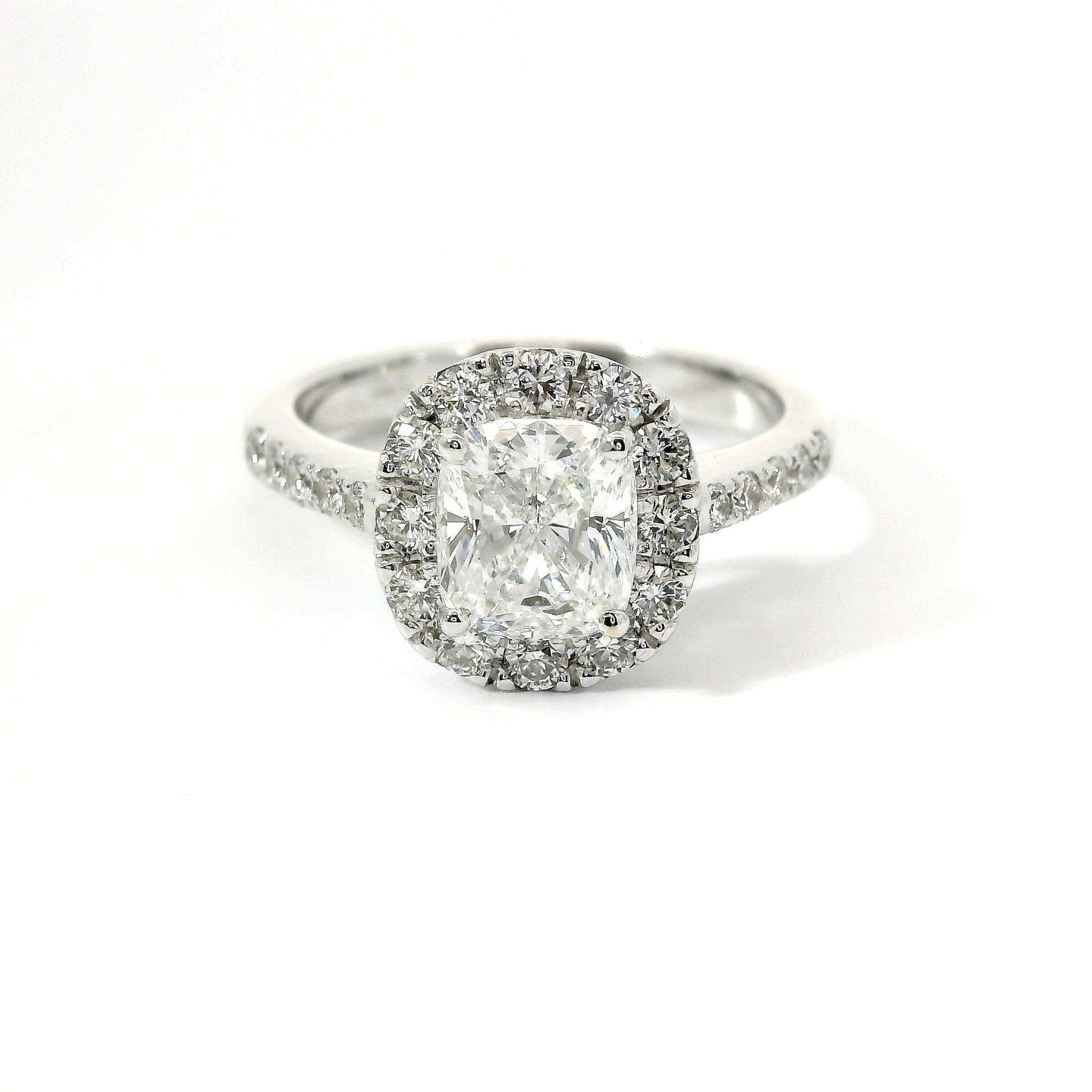 Anello Dreams cuscino in oro bianco con diamanti lab-grown taglio brillante, 2,08 carati.