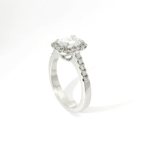 Anello Dreams smeraldo in oro bianco con diamanti lab-grown taglio brillante, 1,46 carati.