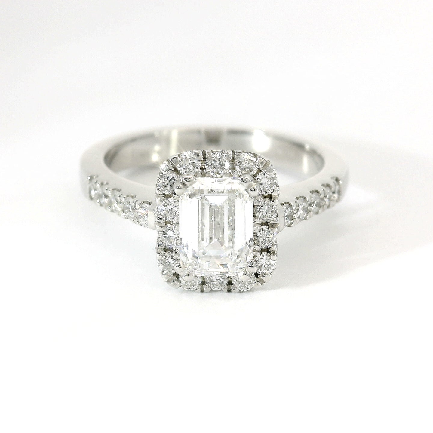 Anello Dreams smeraldo in oro bianco con diamanti lab-grown taglio brillante, 1,46 carati.