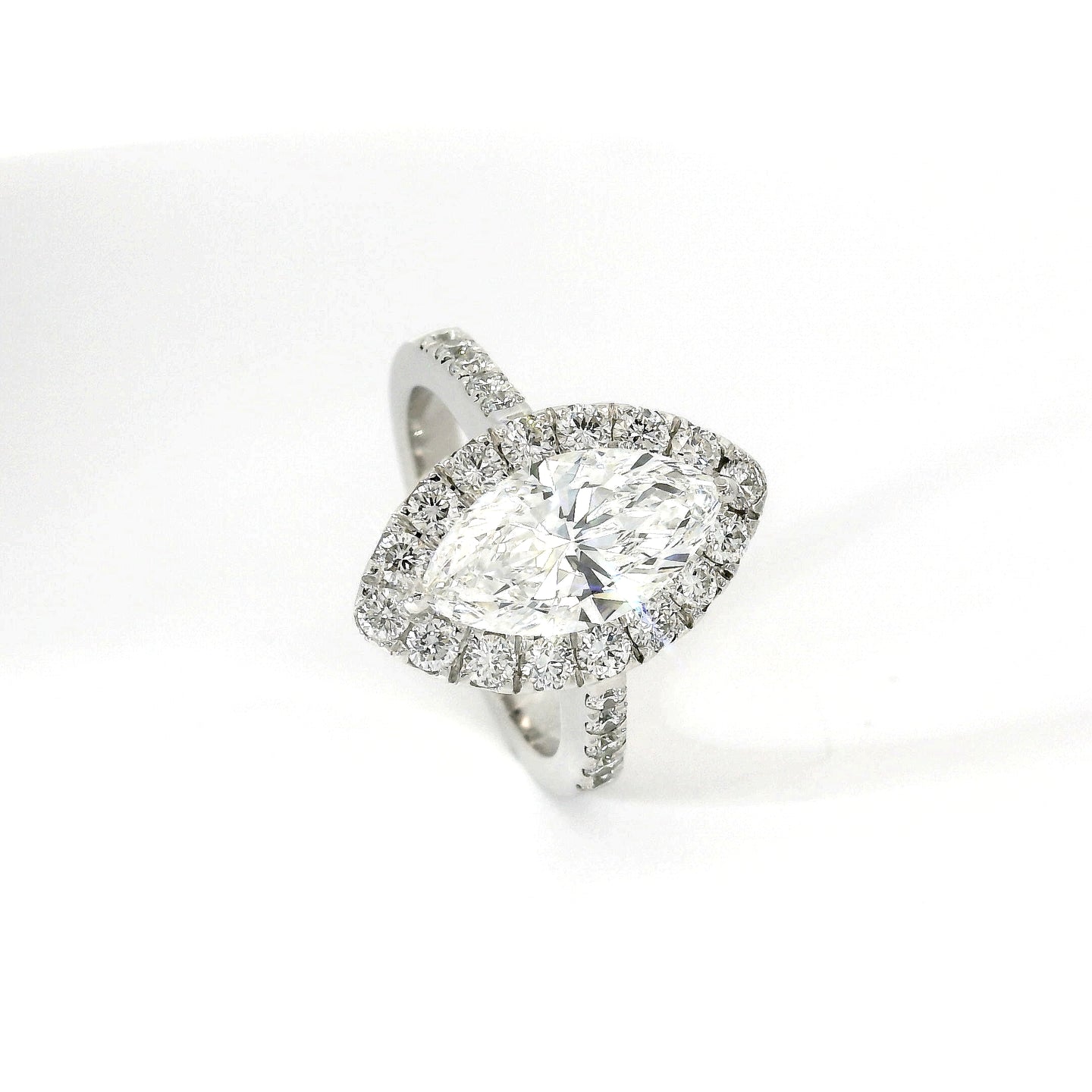 Anello dreams marquise in oro bianco con diamanti lab-grown taglio brillante, 2,77 carati.